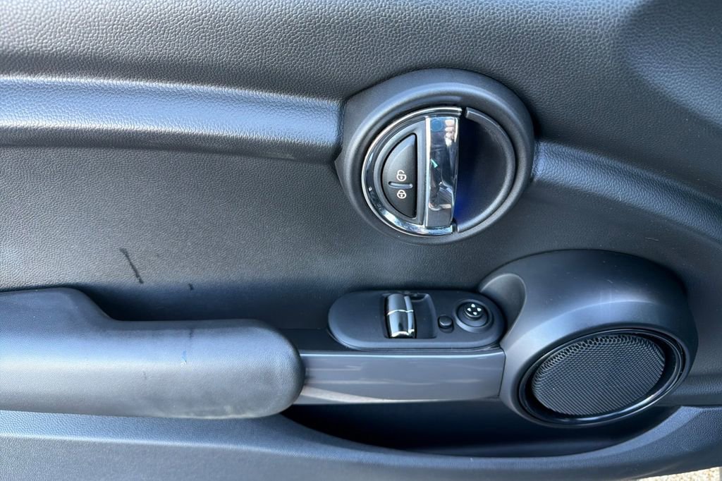 Used 2015 MINI Cooper 2-Door Hardtop image 8