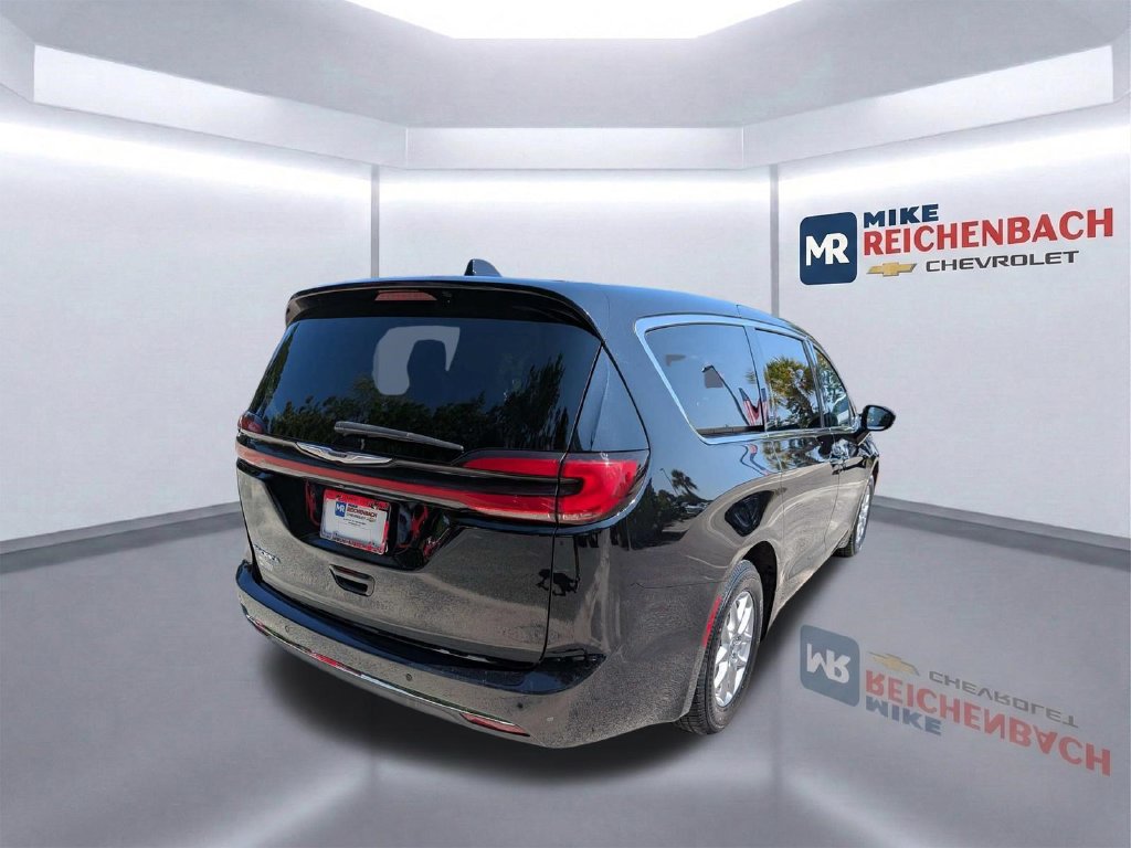 Used 2024 Chrysler Pacifica Touring-L FWD image 4