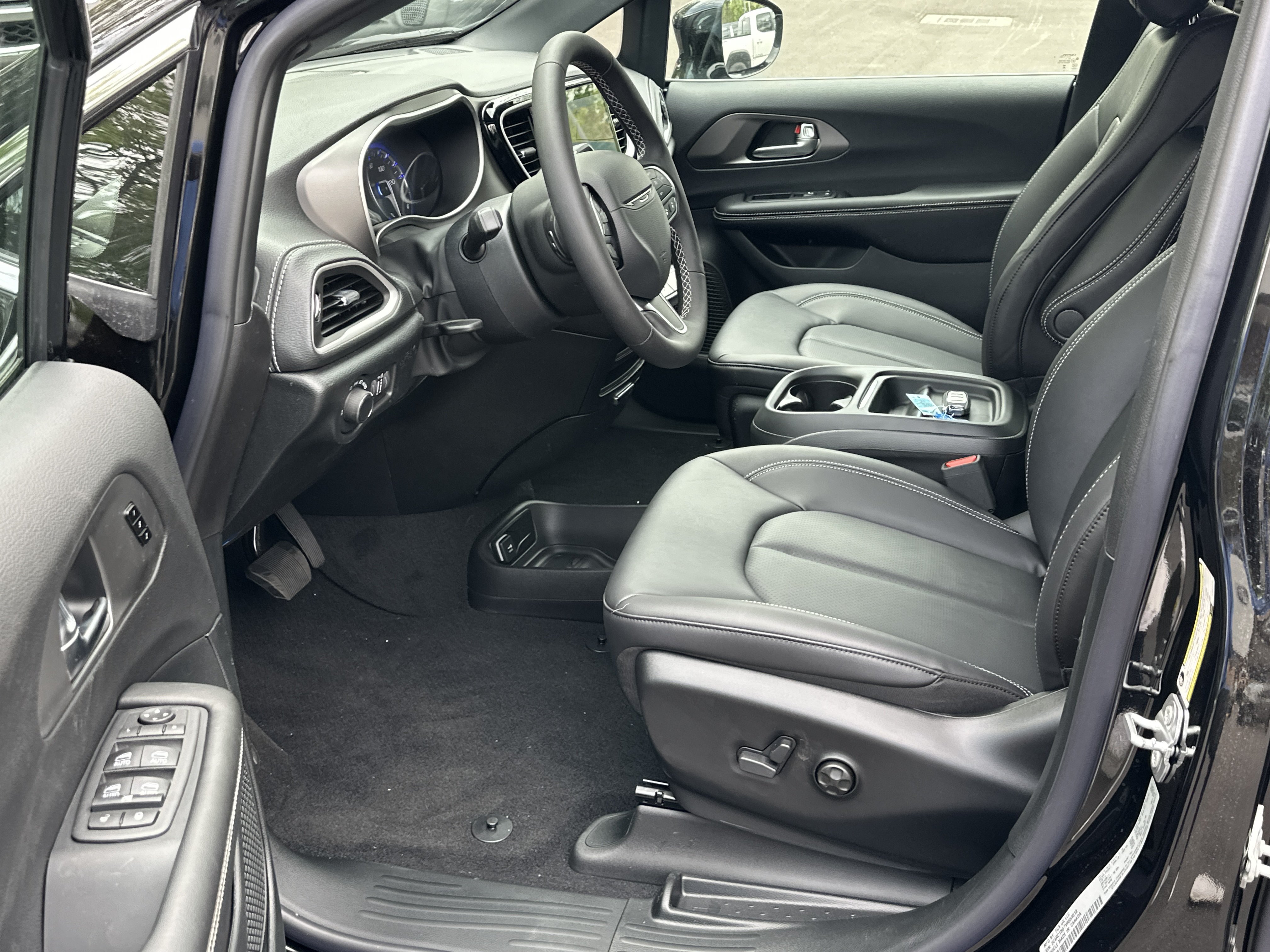 New 2027 Chrysler Pacifica Select w/ Family Tech Group FWD image 25