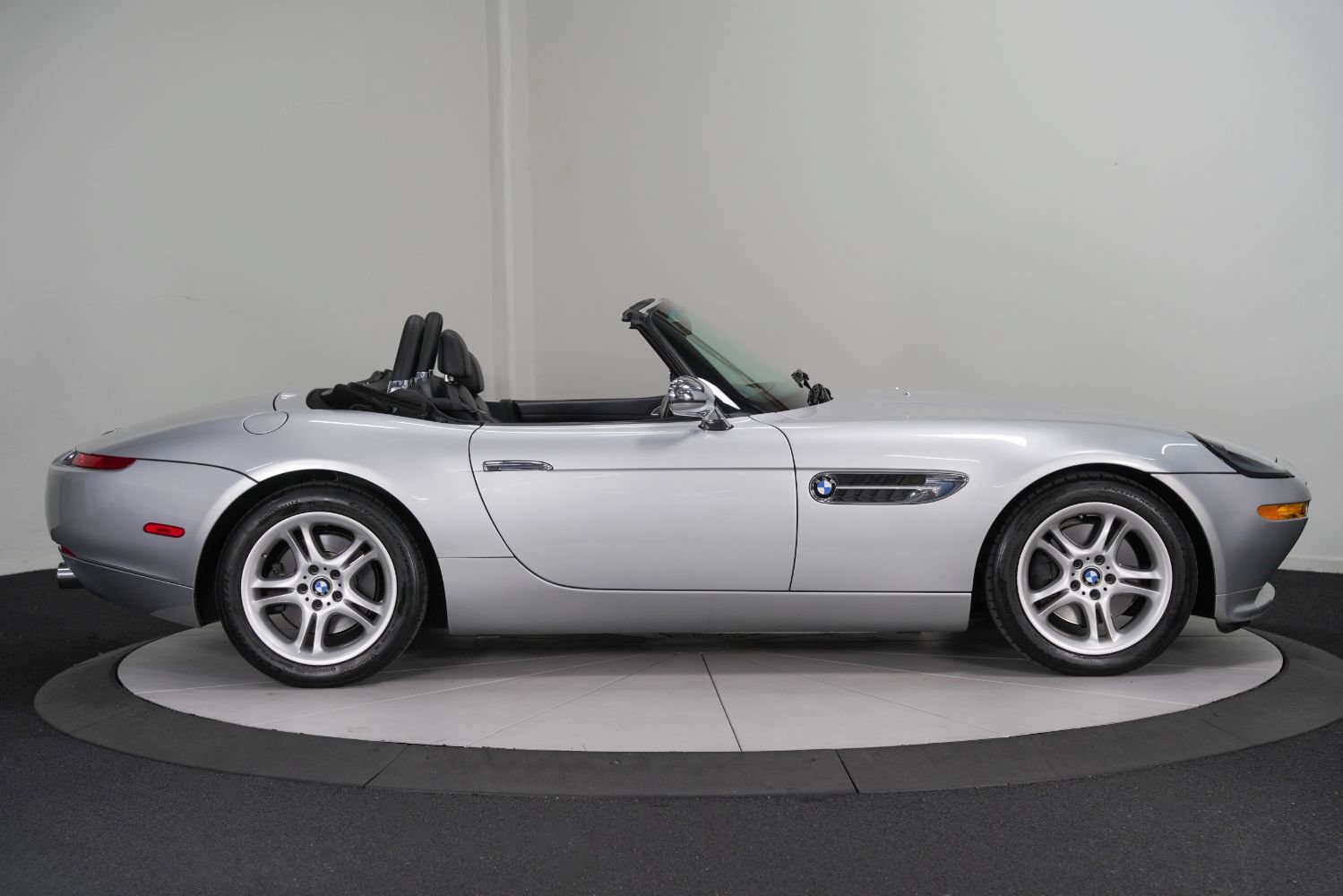 Used 2001 BMW Z8 RWD image 12