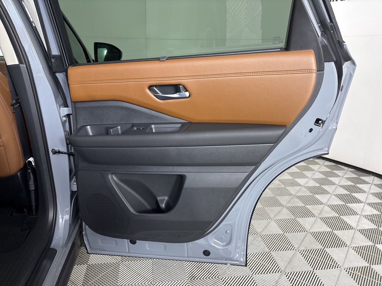 Used 2025 Nissan Pathfinder Platinum image 27