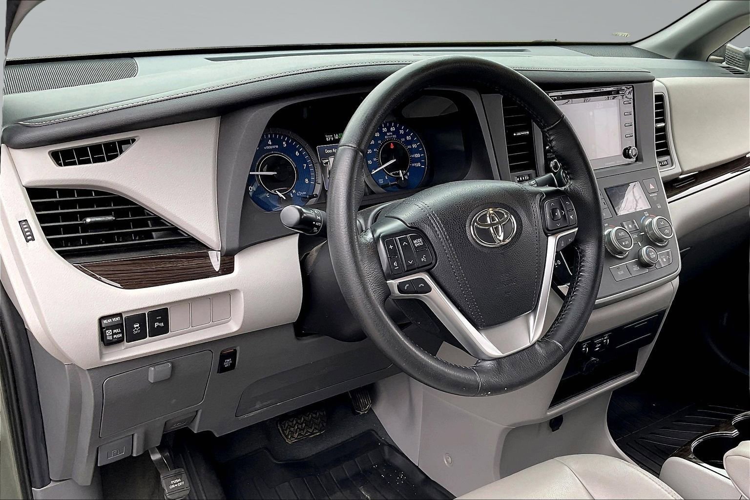 Used 2020 Toyota Sienna XLE w/ XLE Navigation Package image 12