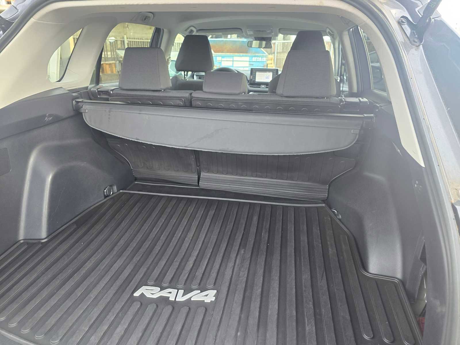 Used 2021 Toyota RAV4 LE image 17