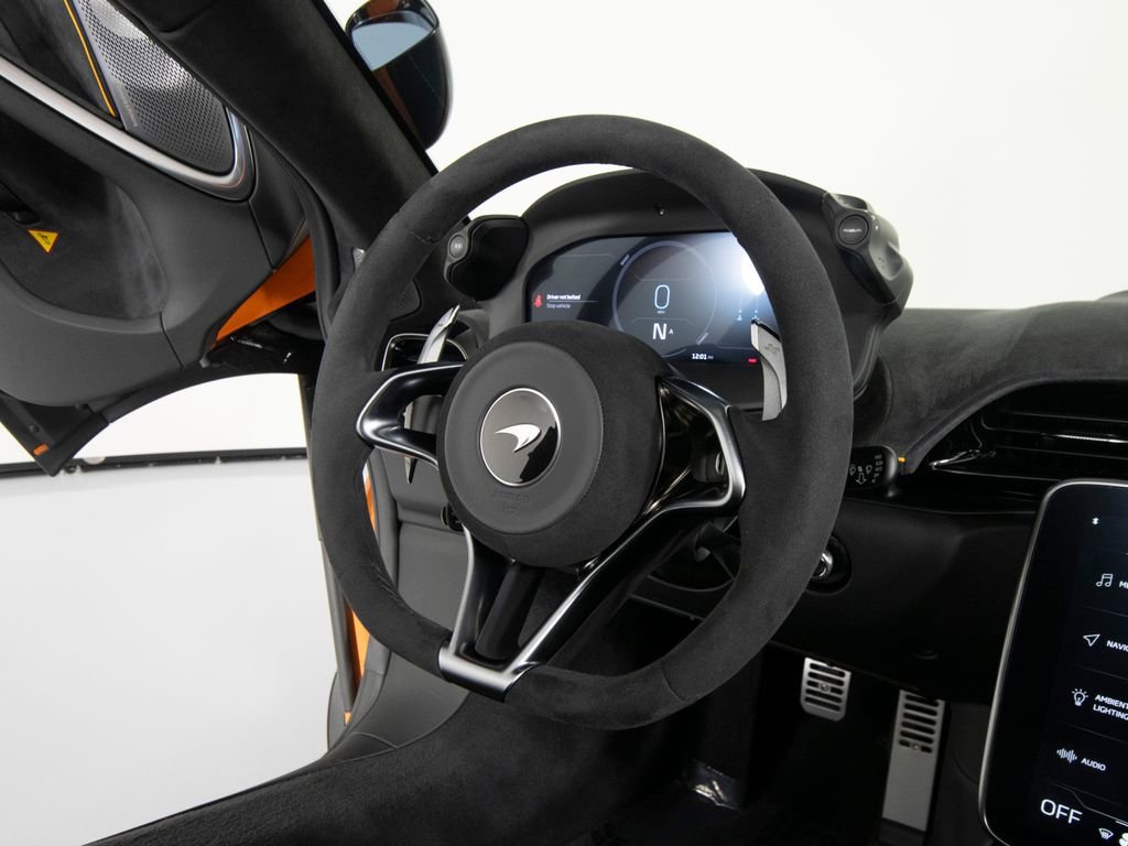 Used 2025 McLaren Artura Spider image 31