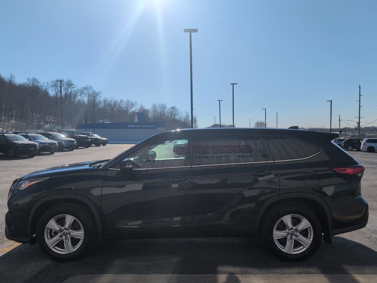 Used 2020 Toyota Highlander LE image 5