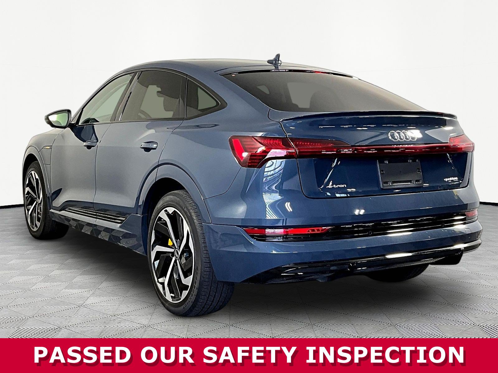 Used 2022 Audi e-tron Premium Plus w/ Premium Plus Package AWD/4WD image 4