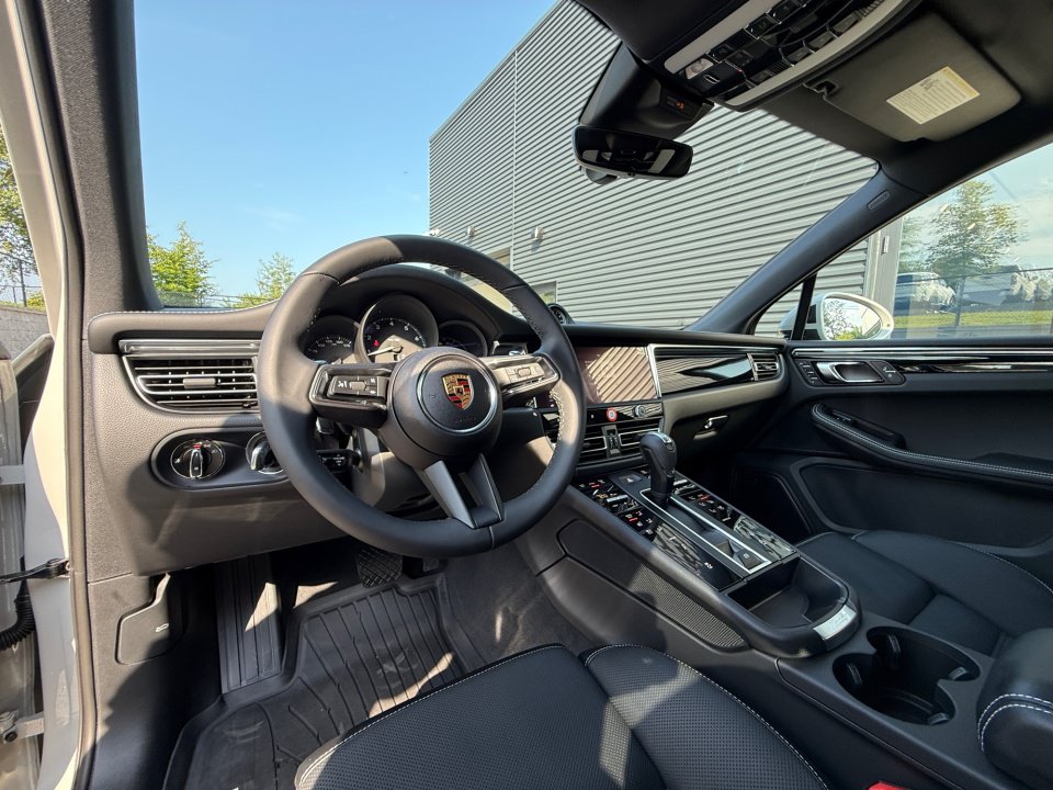 New 2026 Porsche Macan Turbo AWD/4WD image 4