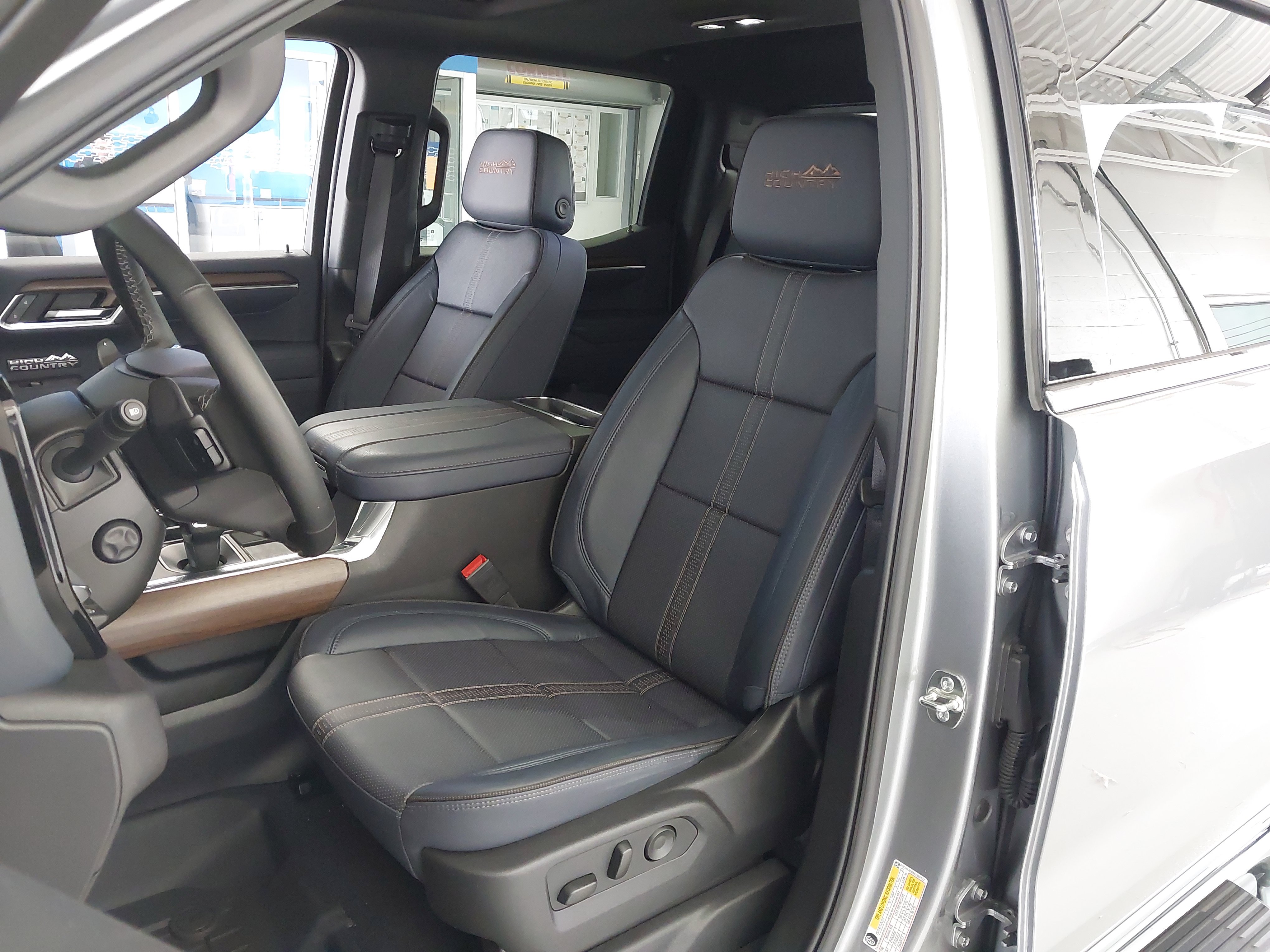 Used 2025 Chevrolet Silverado 1500 High Country w/ High Country Premium Package AWD/4WD image 23