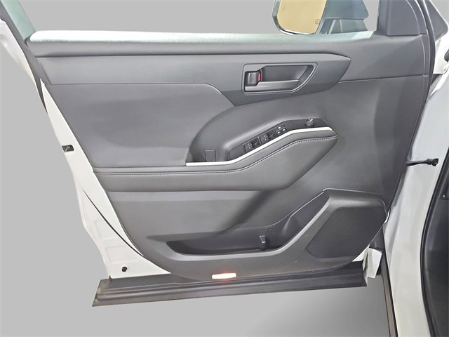 Used 2020 Toyota Highlander LE image 28