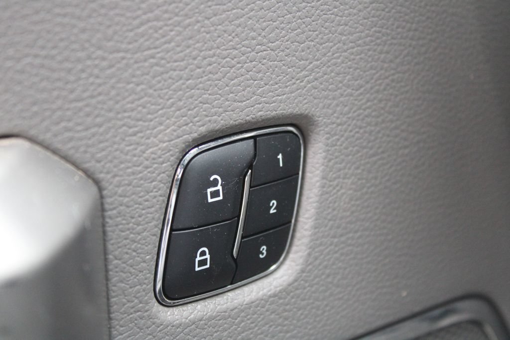 Used 2019 Ford F150 Lariat w/ Equipment Group 502A Luxury AWD/4WD image 4