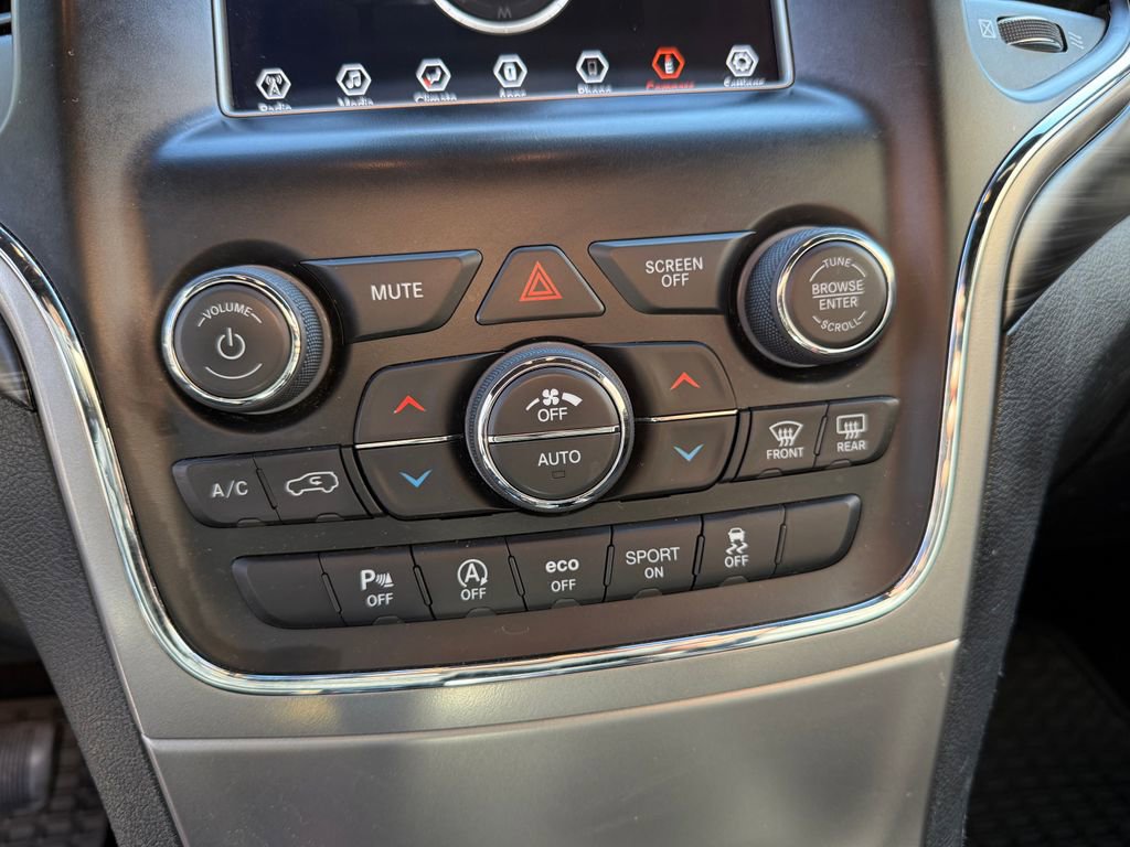 Used 2020 Jeep Grand Cherokee Laredo image 24