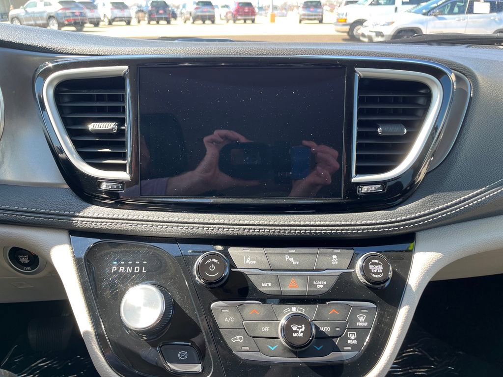 Used 2024 Chrysler Pacifica Select image 24
