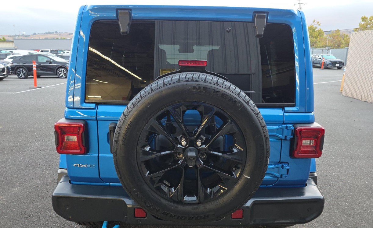 Used 2024 Jeep Wrangler Unlimited Sahara w/ Technology Group AWD/4WD image 5