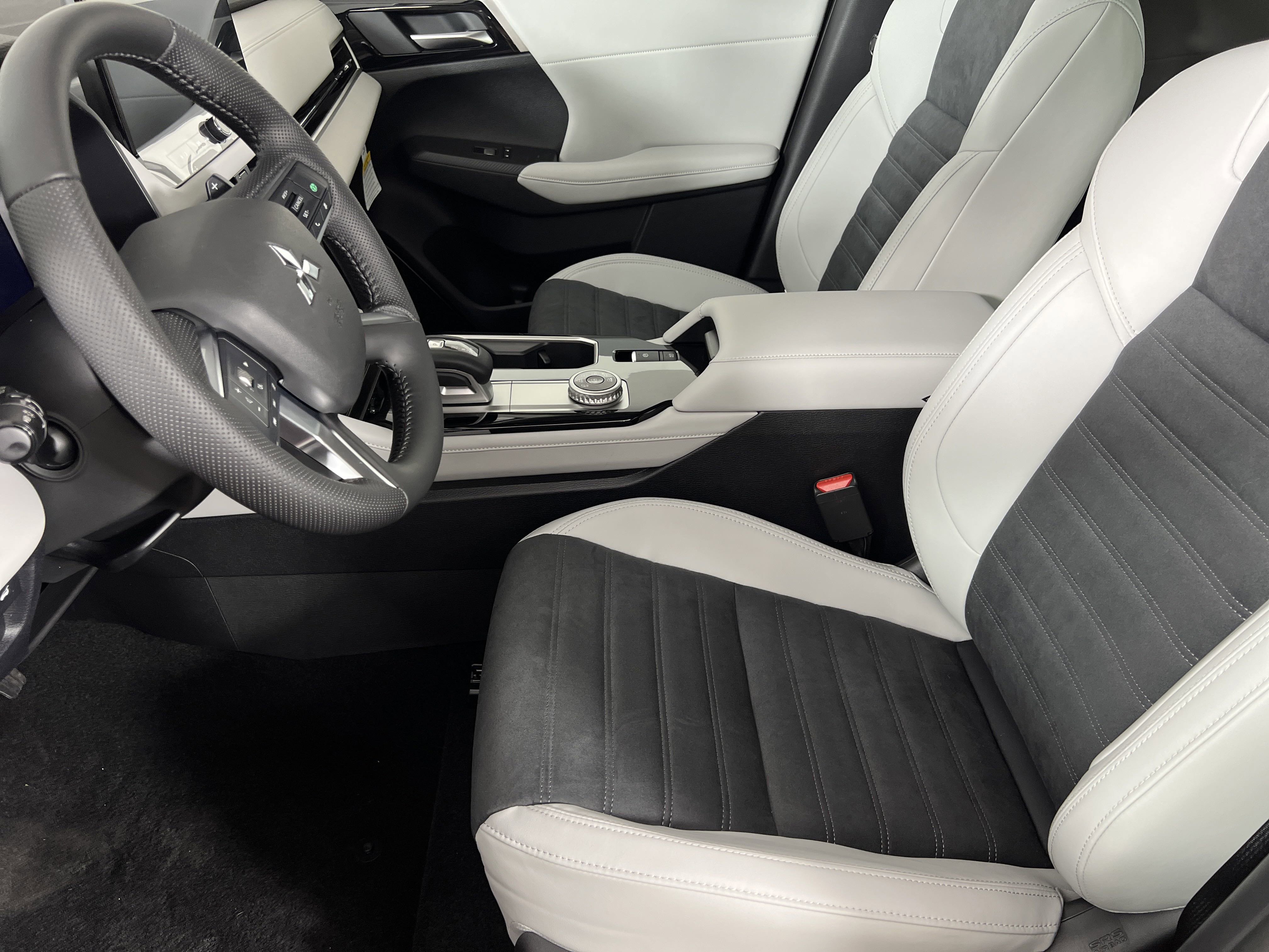 New 2025 Mitsubishi Outlander SE image 9