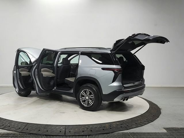 Used 2025 Chevrolet Traverse LT FWD image 13