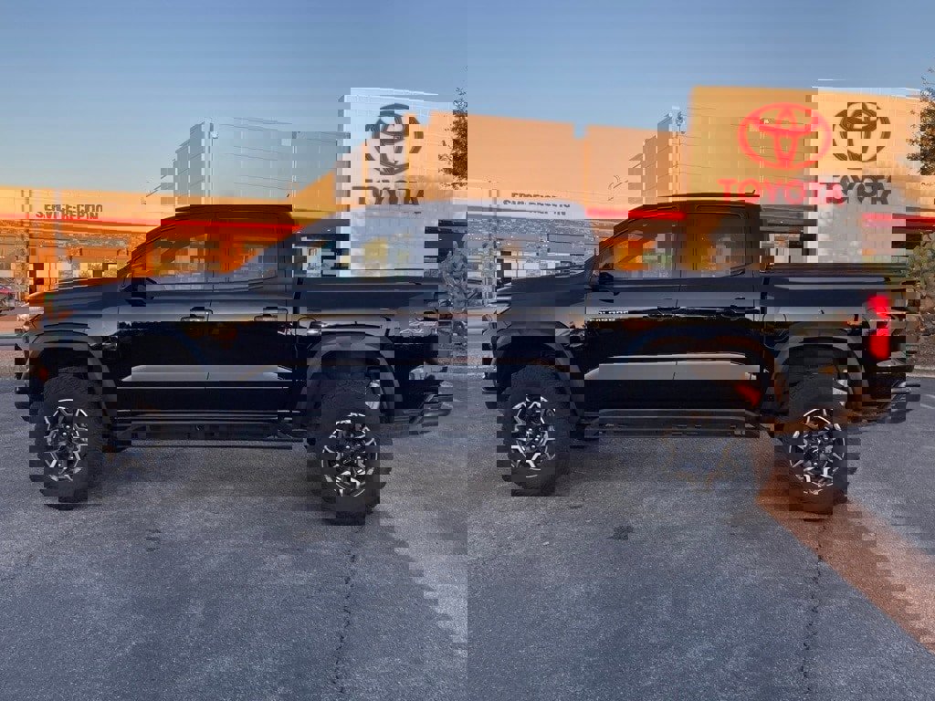 Used 2024 Chevrolet Colorado ZR2 image 8