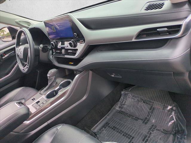 Used 2024 Toyota Highlander Platinum FWD image 22