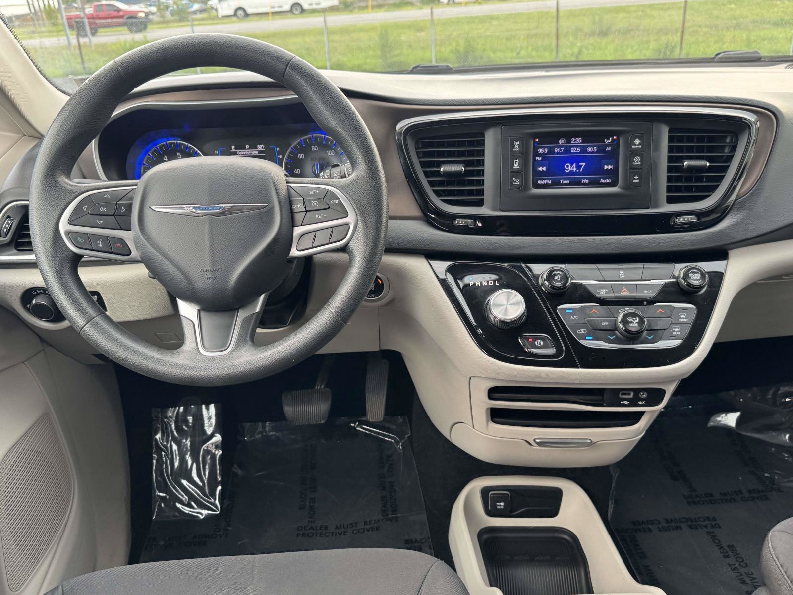 Used 2017 Chrysler Pacifica LX FWD image 2