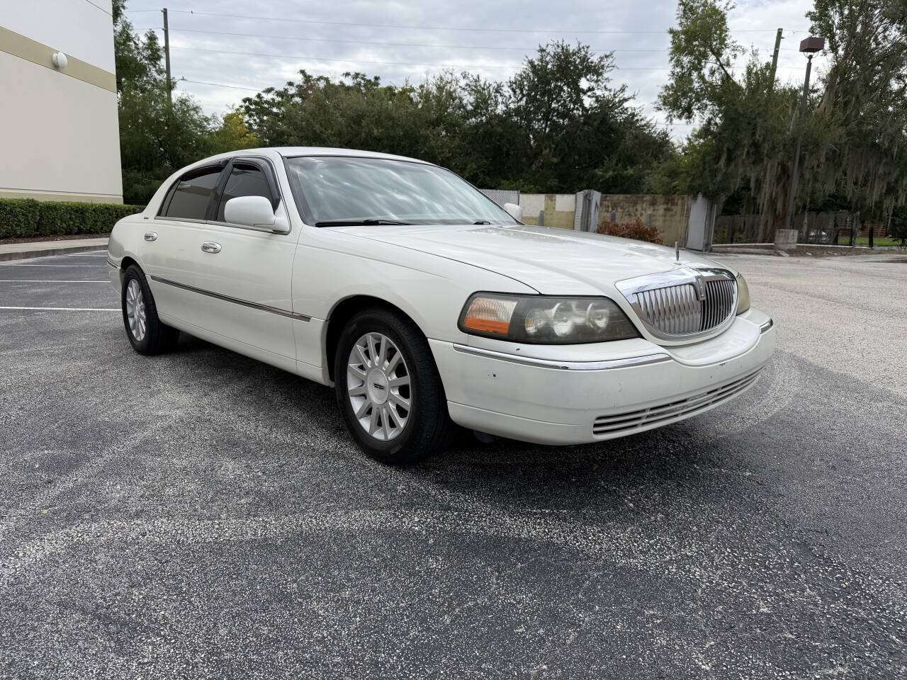 Used 2006 Lincoln Town Car Signature RWD image 1