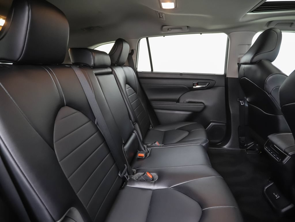 Used 2022 Toyota Highlander XLE AWD/4WD image 27