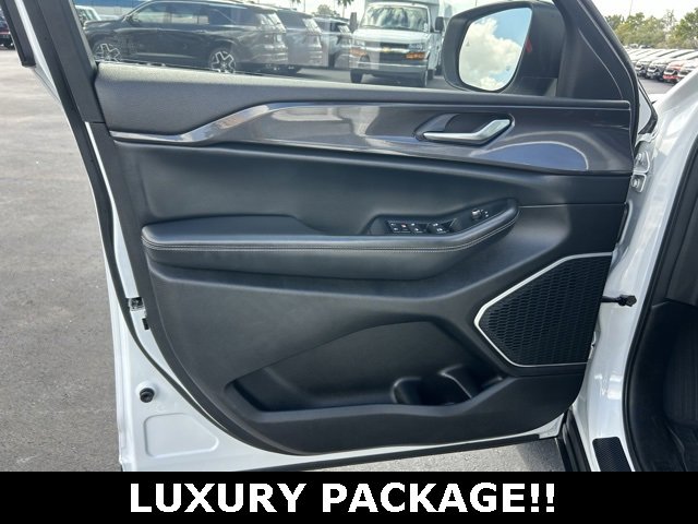 Used 2022 Jeep Grand Cherokee L Laredo w/ Luxury Tech Group I image 12