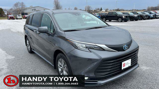 Certified 2025 Toyota Sienna XLE image 1