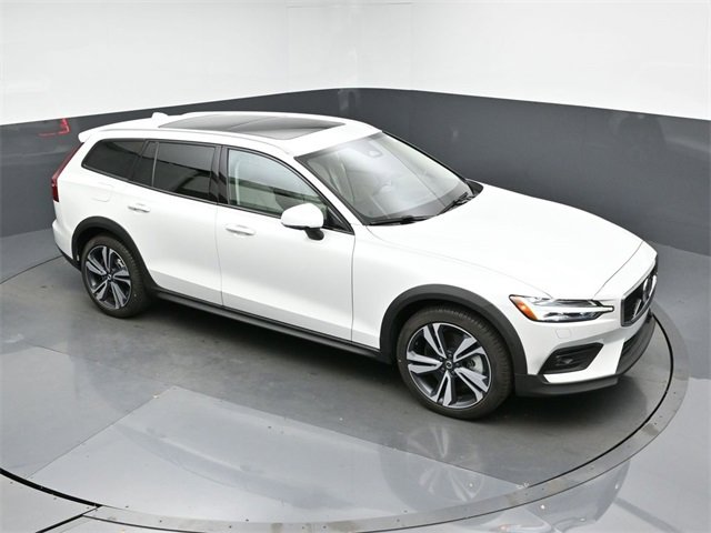 Used 2024 Volvo V60 B5 Cross Country Plus image 45