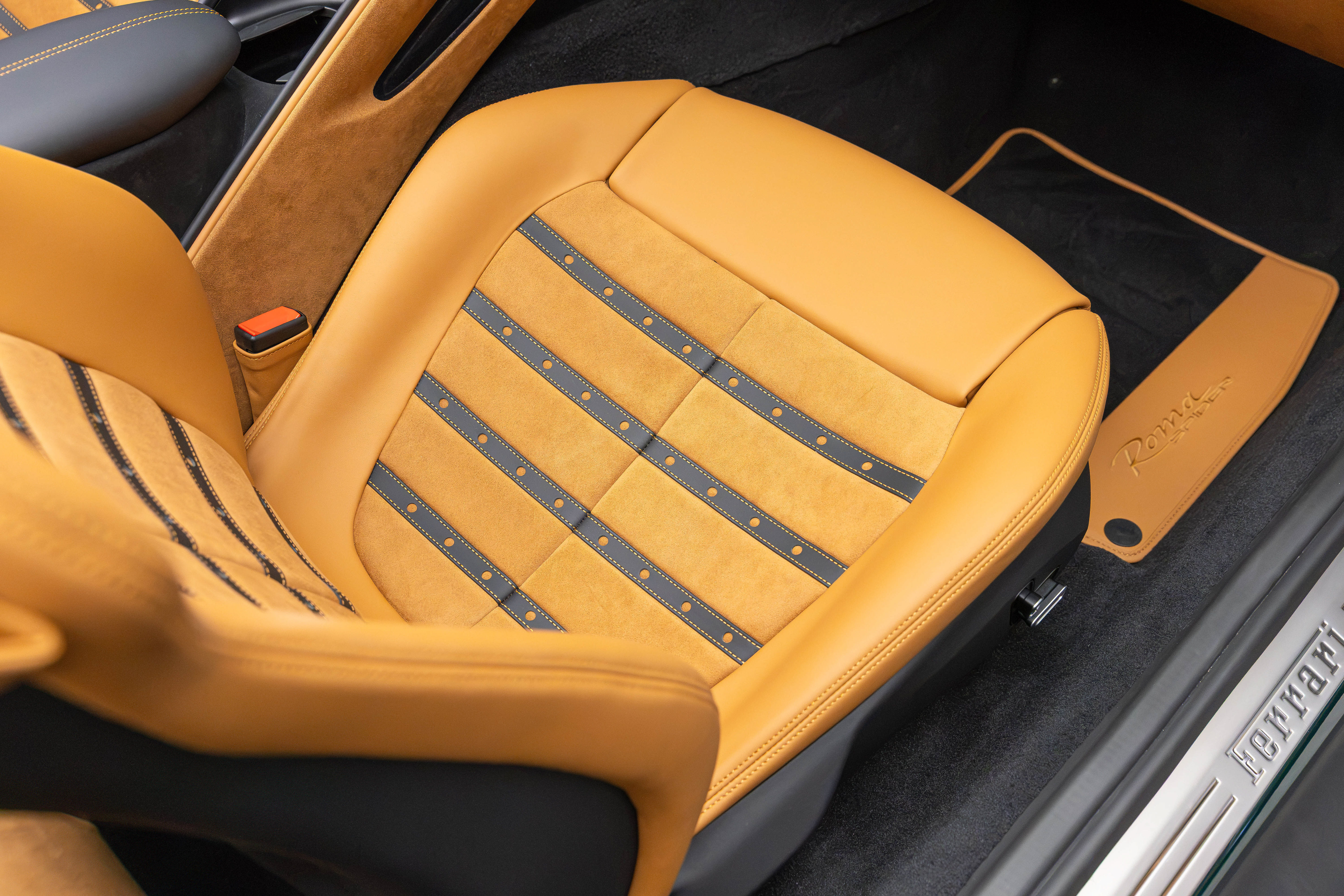Certified 2025 Ferrari Roma Spider RWD image 32