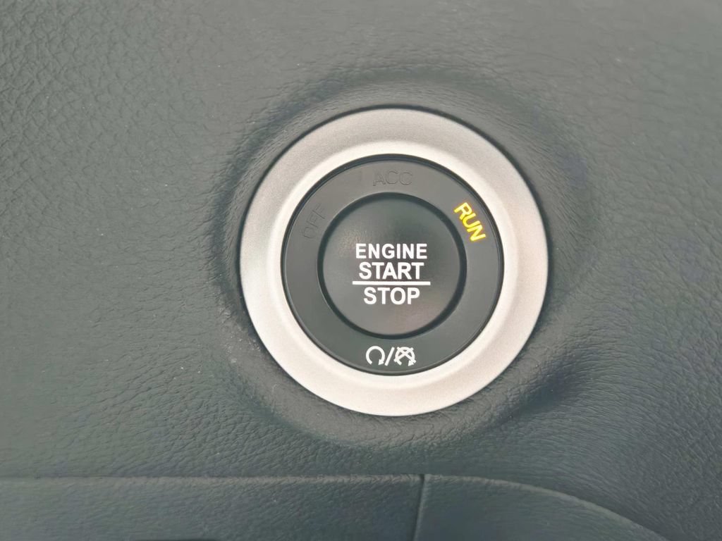 Used 2025 Chrysler Pacifica Select FWD image 31
