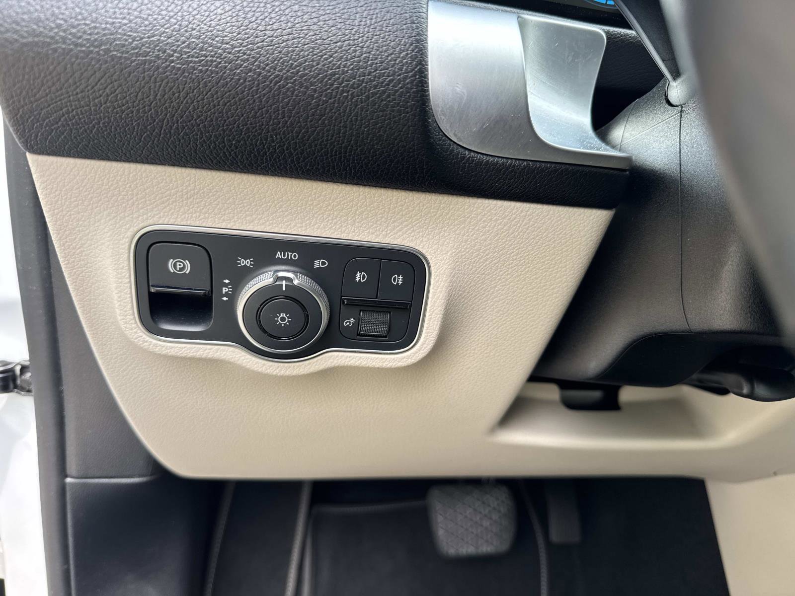 Used 2022 Mercedes-Benz GLB 250 4MATIC w/ Premium Package Lite image 33