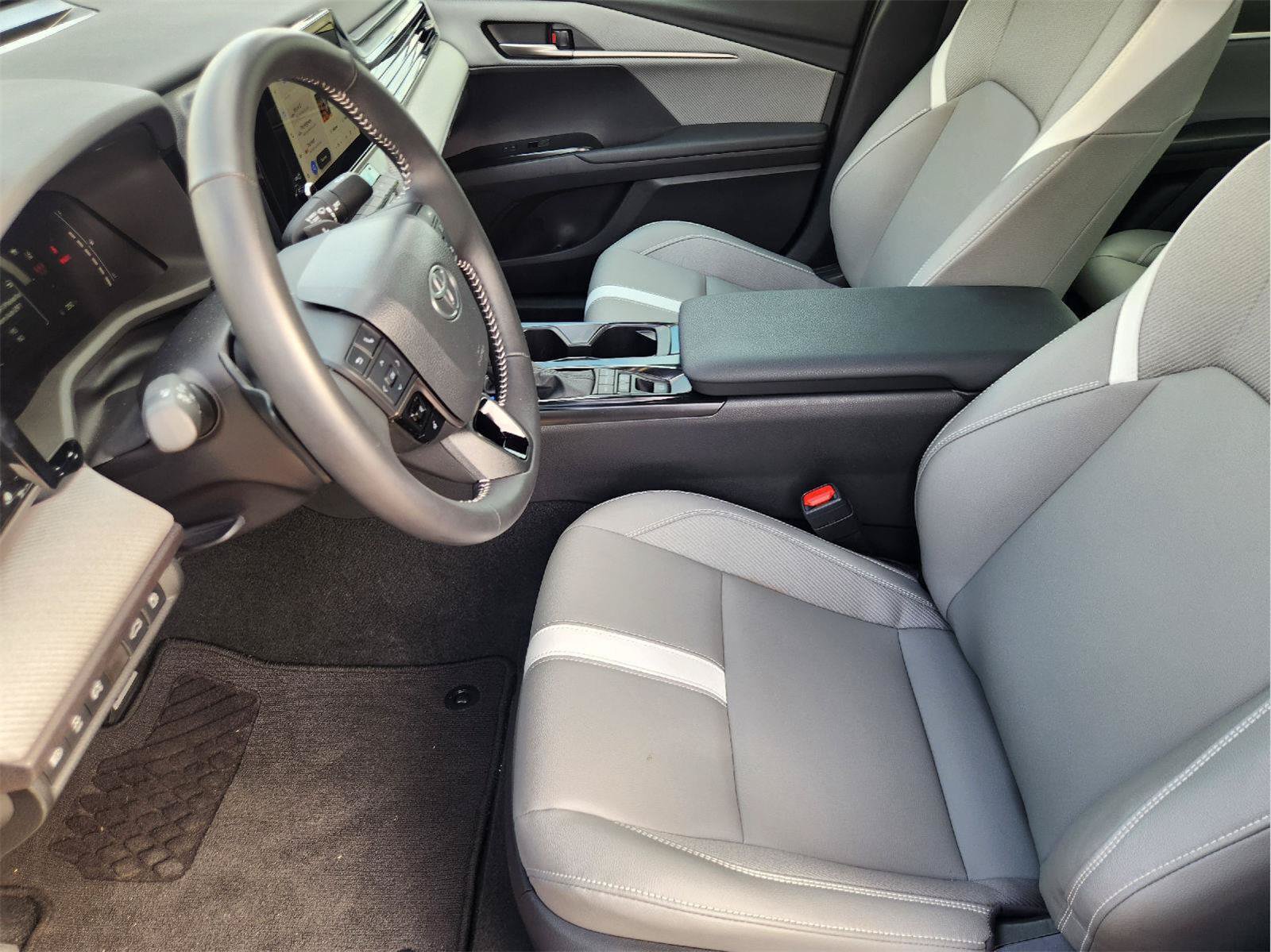 Used 2025 Toyota Camry SE w/ Convenience Package FWD image 13