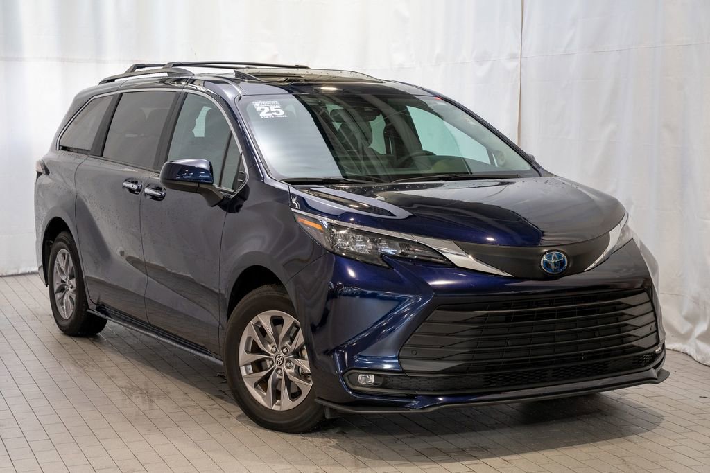 Used 2025 Toyota Sienna XLE image 1