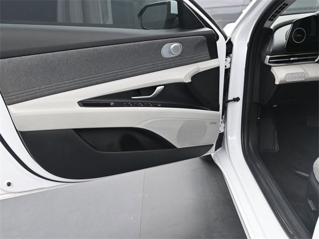 Used 2023 Hyundai Elantra Limited w/ Cargo Package image 17