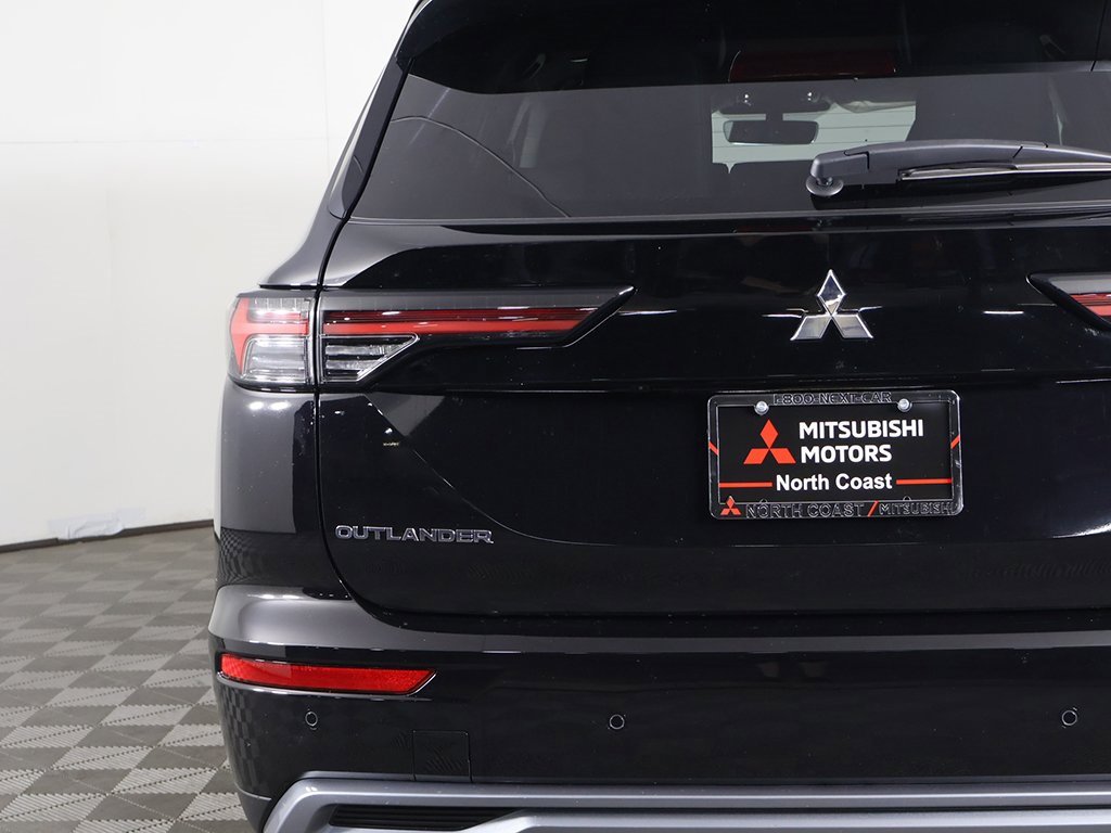 New 2025 Mitsubishi Outlander SE image 16
