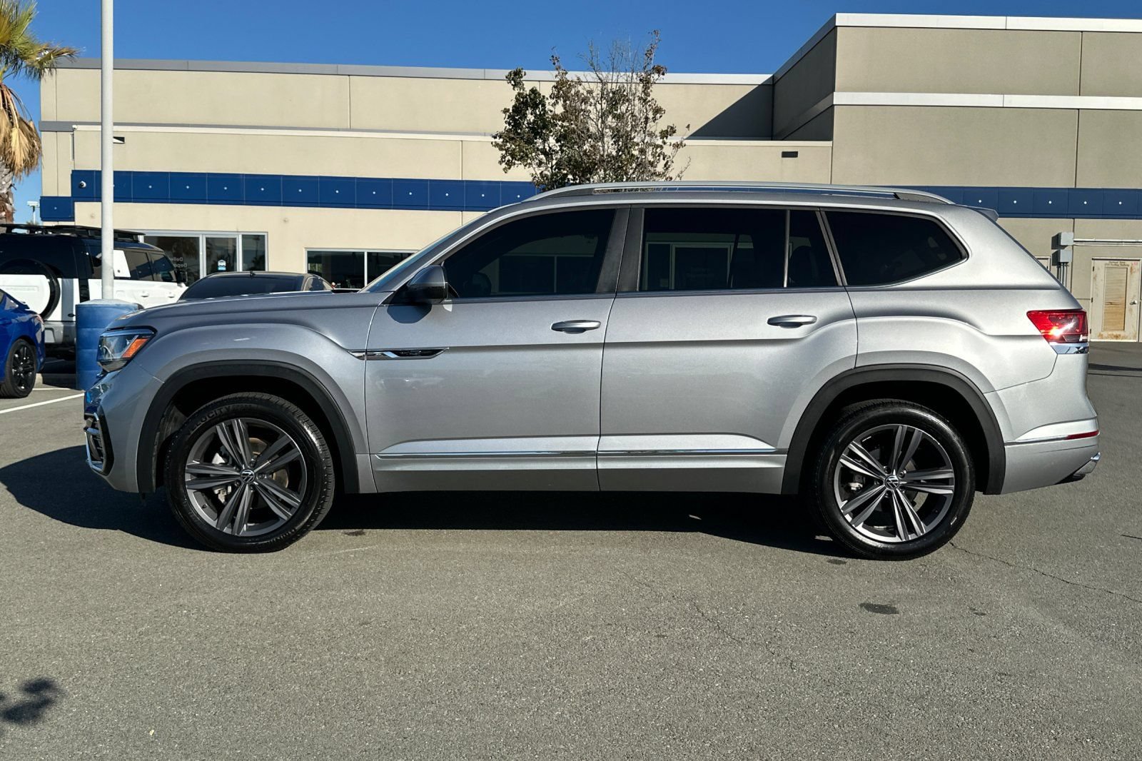 Used 2022 Volkswagen Atlas SEL R-Line AWD/4WD image 7