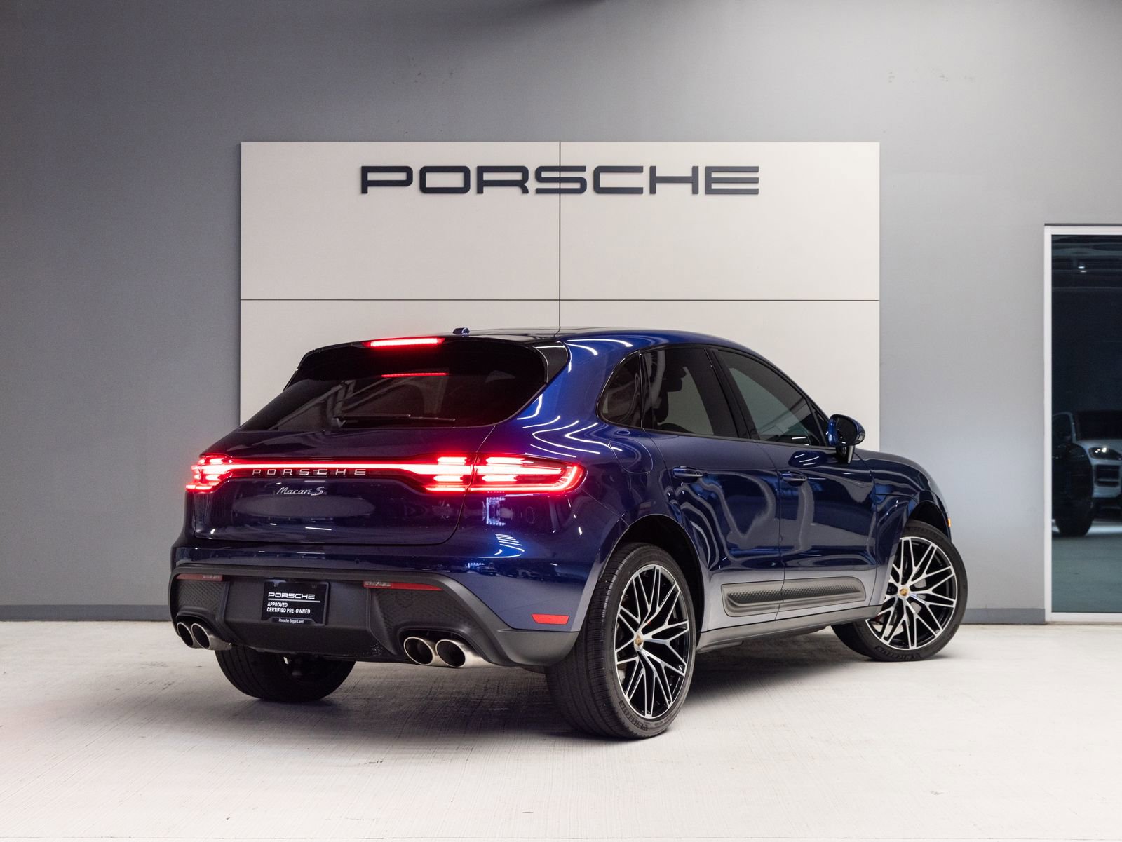 Certified 2023 Porsche Macan S AWD/4WD image 7