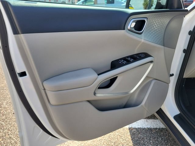 Used 2025 Kia Soul LX w/ LX Technology Package FWD image 18