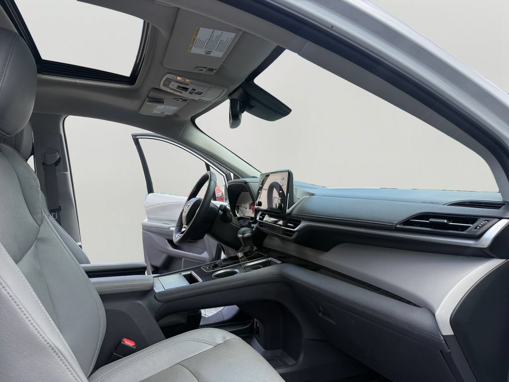 Used 2023 Toyota Sienna Limited AWD/4WD image 11