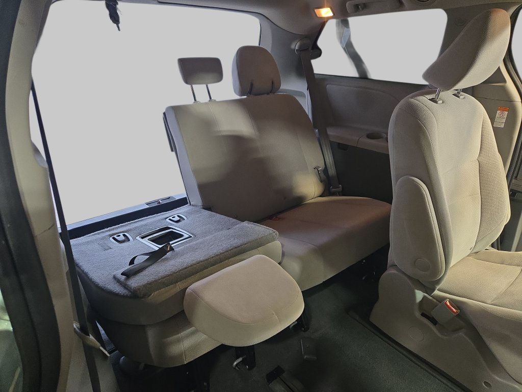 Used 2020 Toyota Sienna L FWD image 15