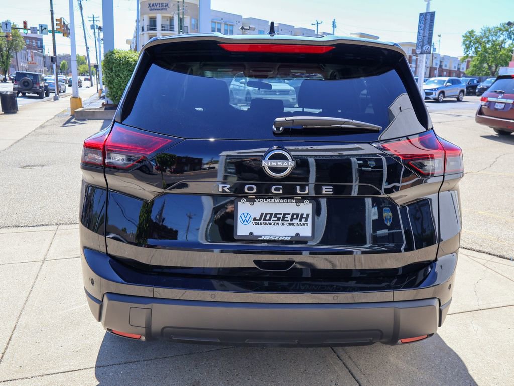 Used 2025 Nissan Rogue SV image 4