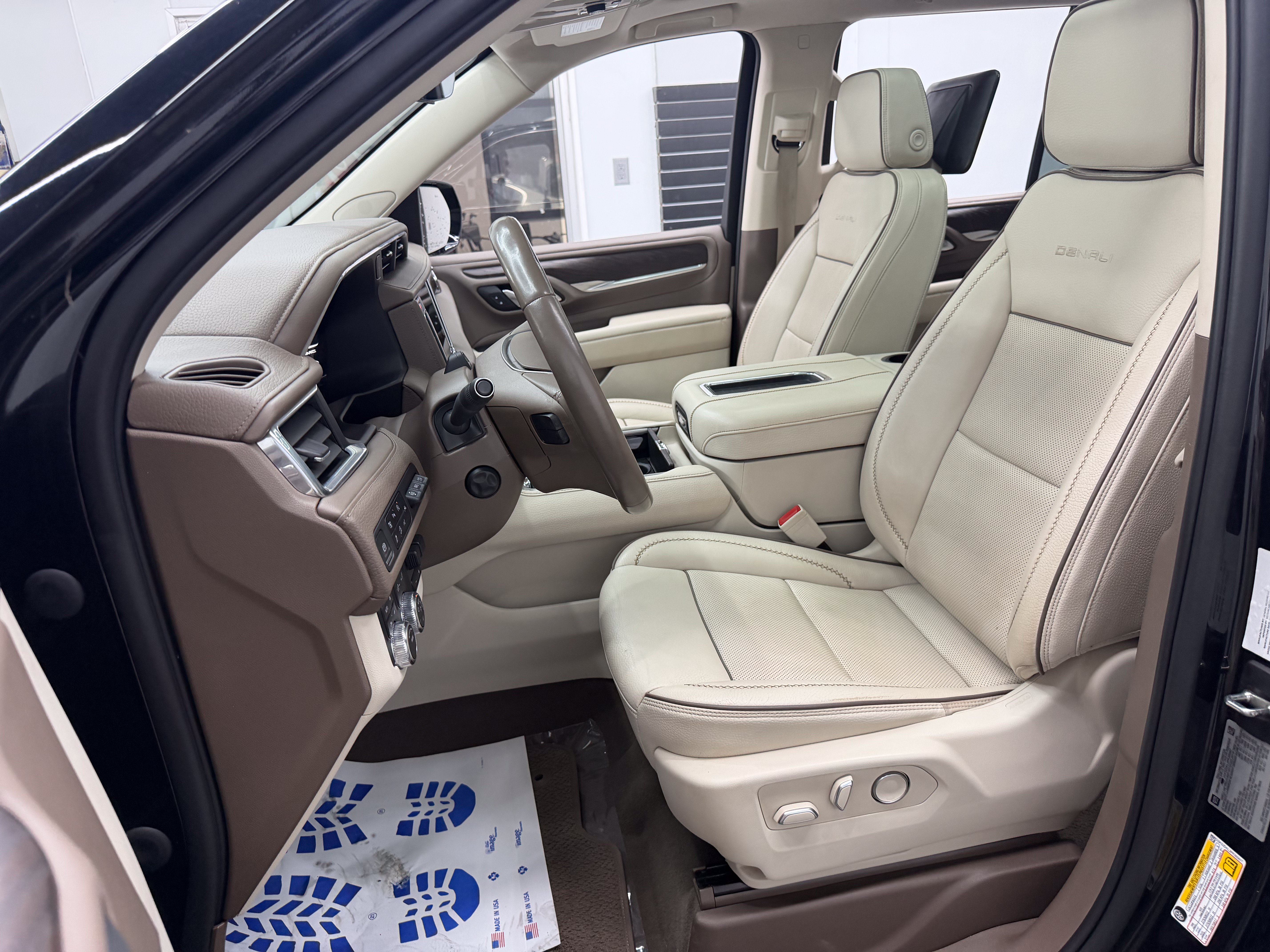 Used 2023 GMC Yukon Denali w/ Advanced Technology Package AWD/4WD image 16