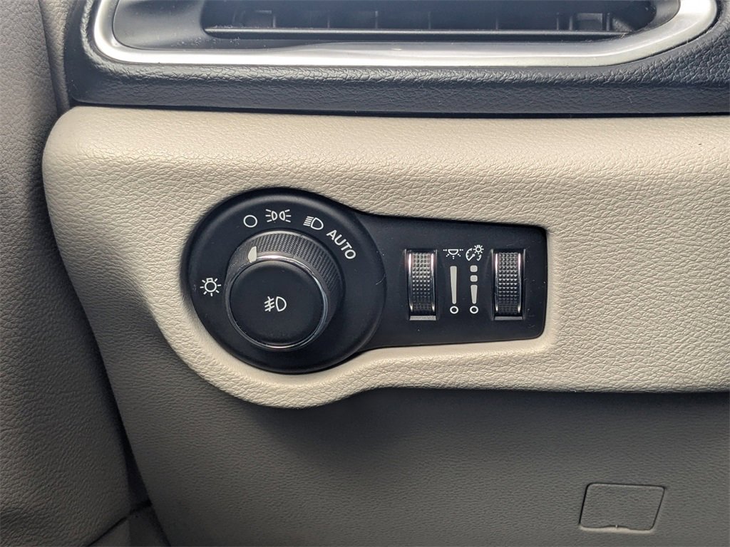 Used 2017 Chrysler Pacifica Touring-L Plus image 30