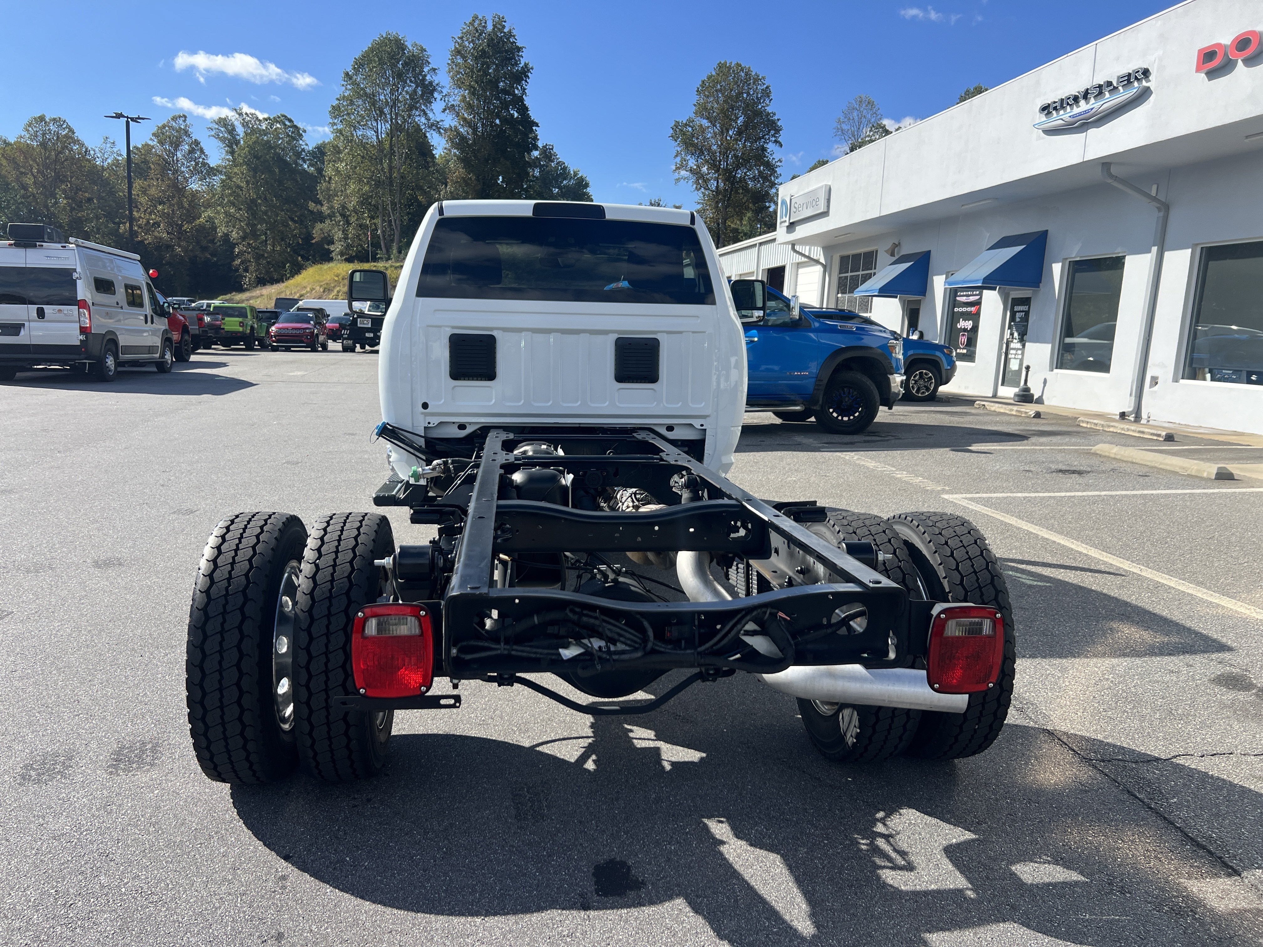 Used 2023 RAM 5500 SLT w/ Quick Order Package 2YG SLT AWD/4WD image 2