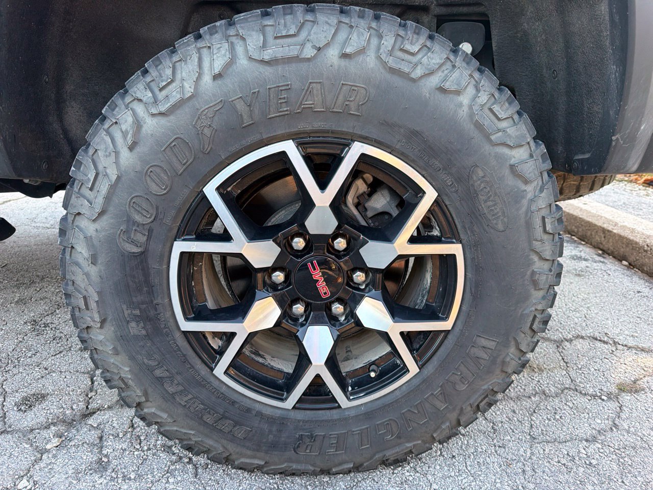 Used 2024 GMC Canyon AT4X AWD/4WD image 11