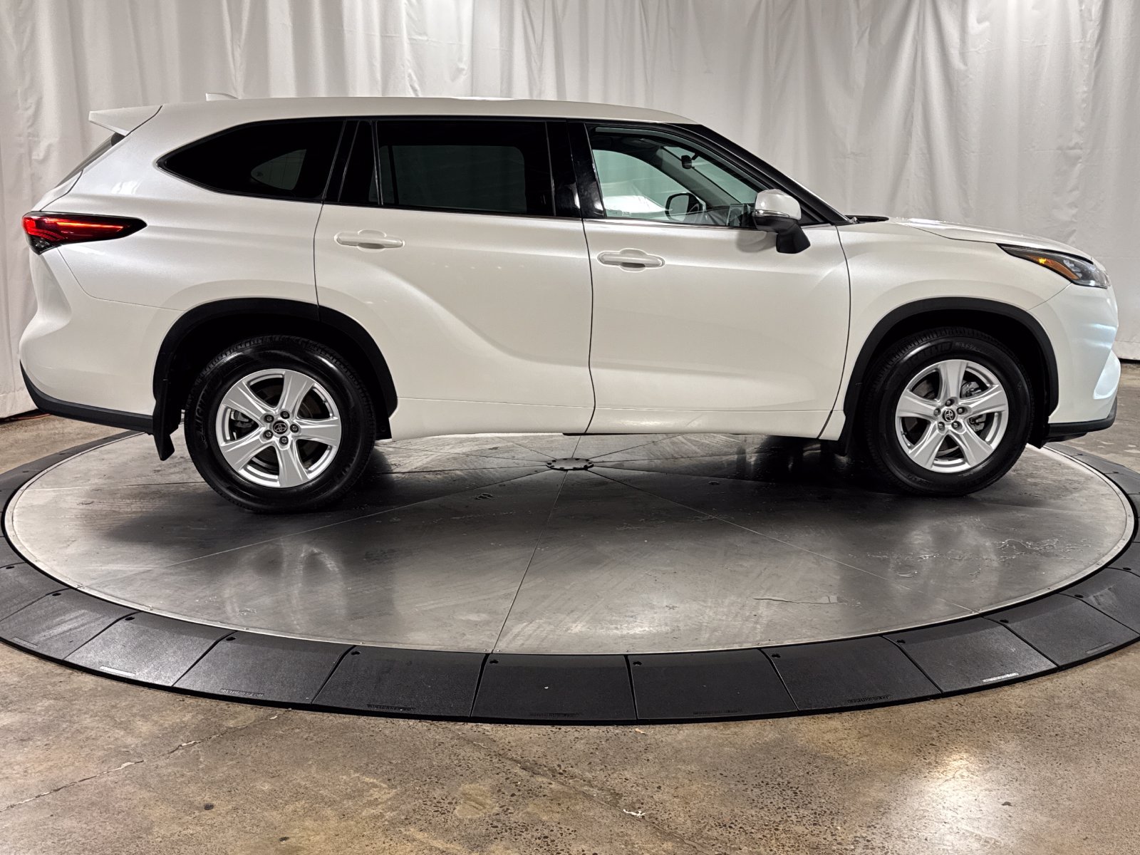 Used 2020 Toyota Highlander LE AWD/4WD image 9
