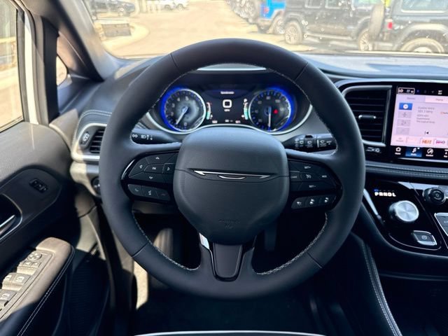 New 2027 Chrysler Pacifica Limited w/ Family Tech Group FWD image 19