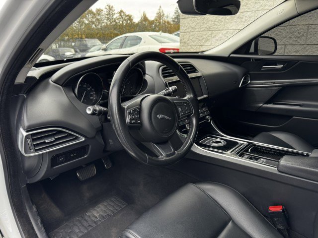 Used 2019 Jaguar XE Premium image 25