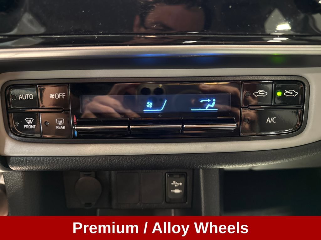 Used 2018 Toyota Corolla LE FWD image 15