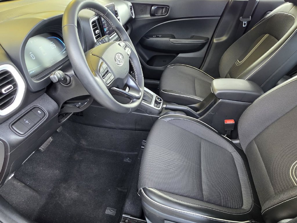 Used 2023 Hyundai Venue Limited w/ Cargo Package FWD image 8