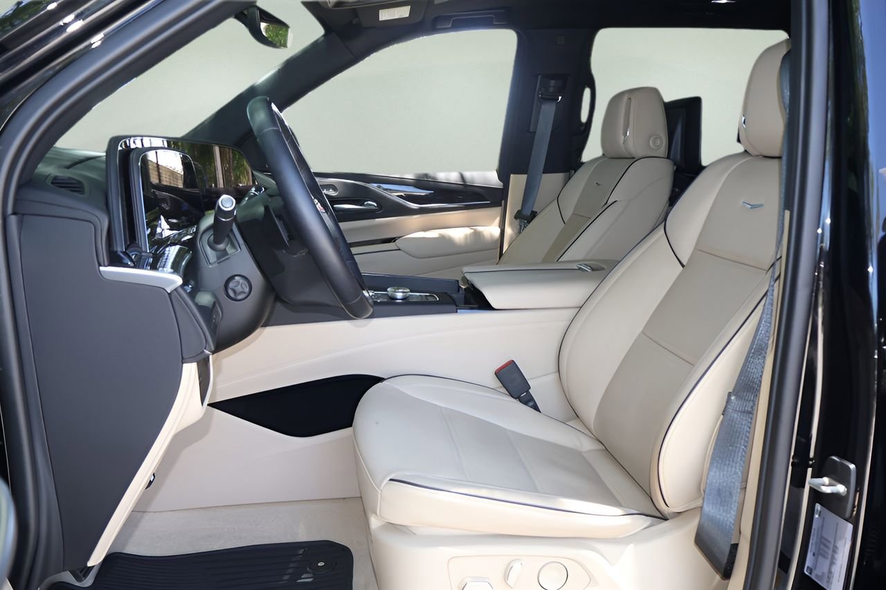 Used 2023 Cadillac Escalade Premium Luxury AWD/4WD image 12